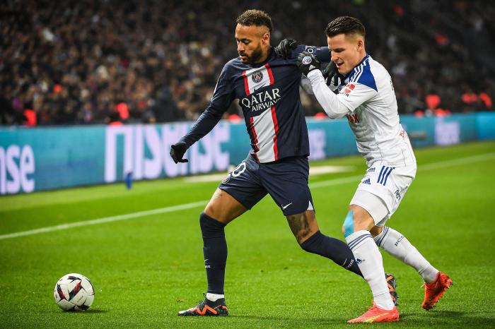 Neymar gets red card for dramatic dive as PSG beat Strasbourg